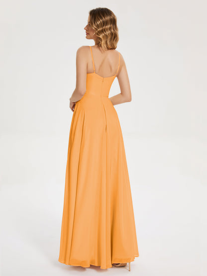 Vestido de fiesta con tirantes finos y corte en A y abertura