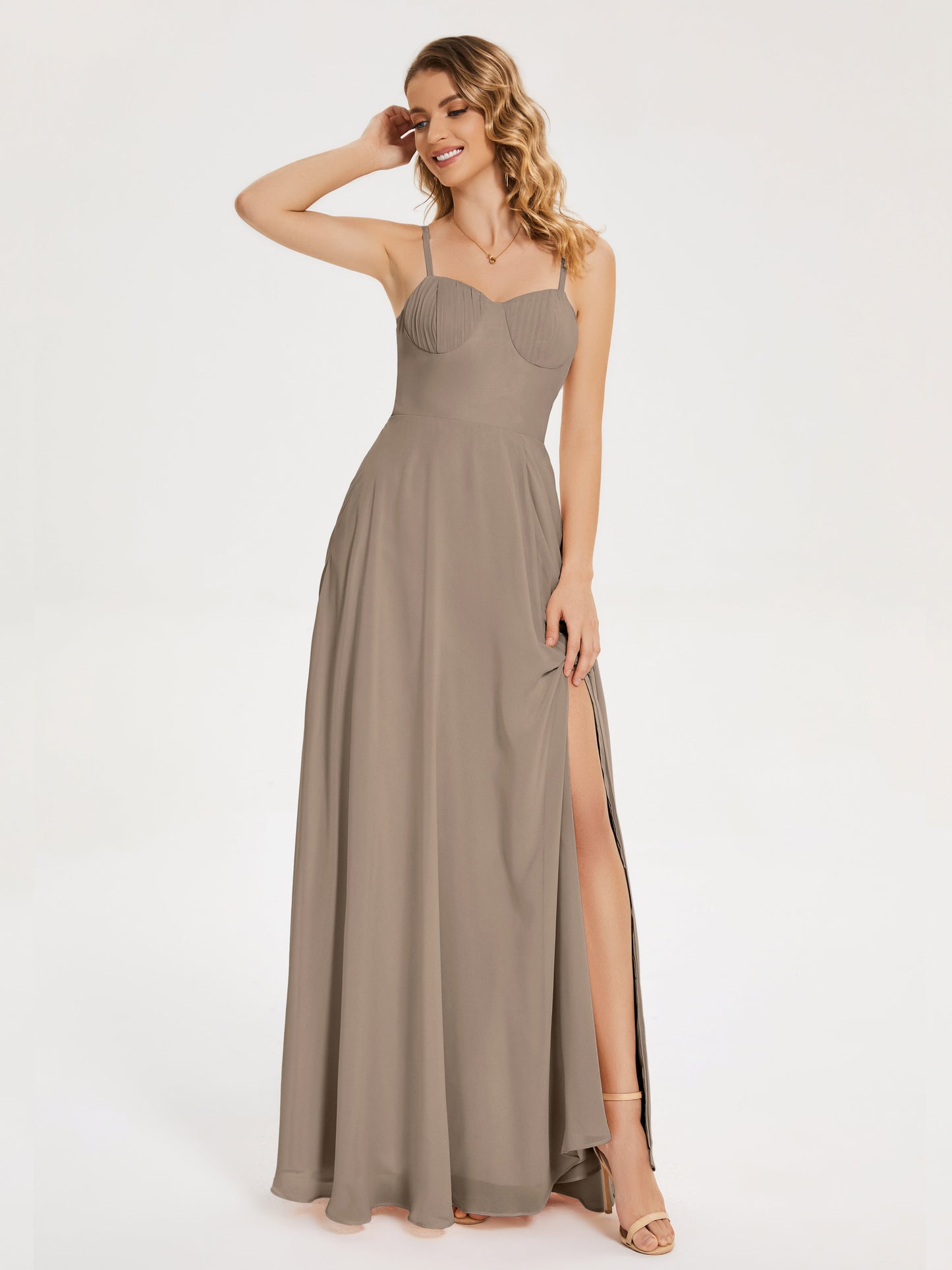 Vestido de fiesta con tirantes finos y corte en A y abertura