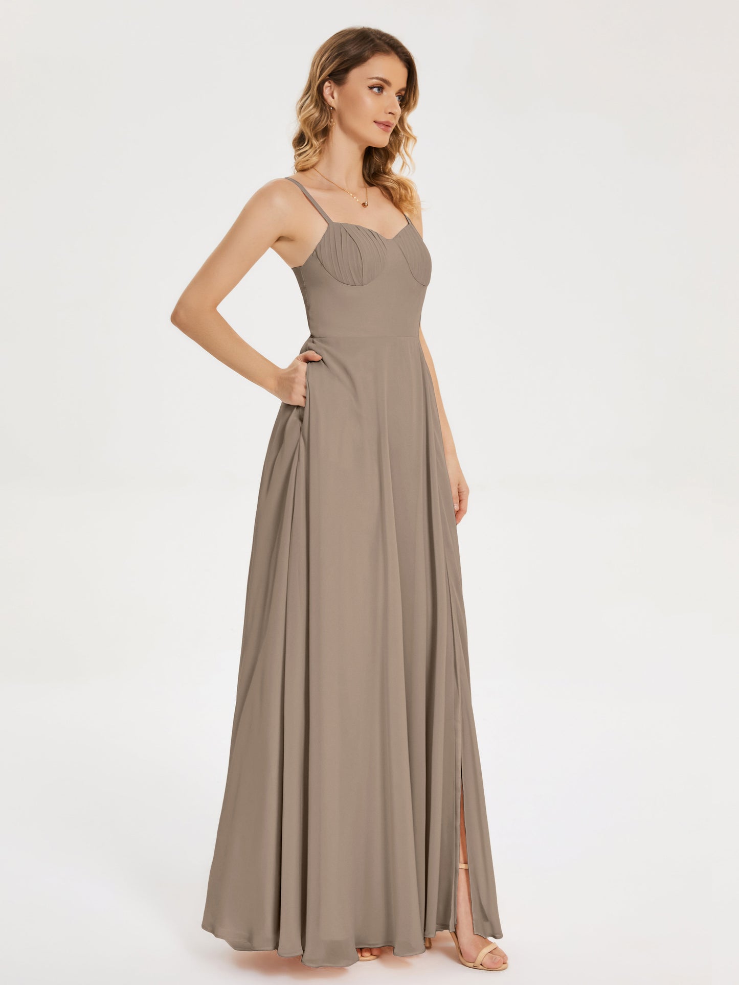 Vestido de fiesta con tirantes finos y corte en A y abertura