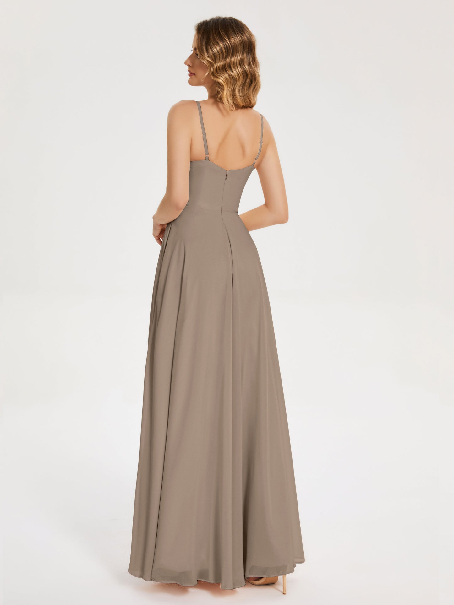 Vestido de fiesta con tirantes finos y corte en A y abertura