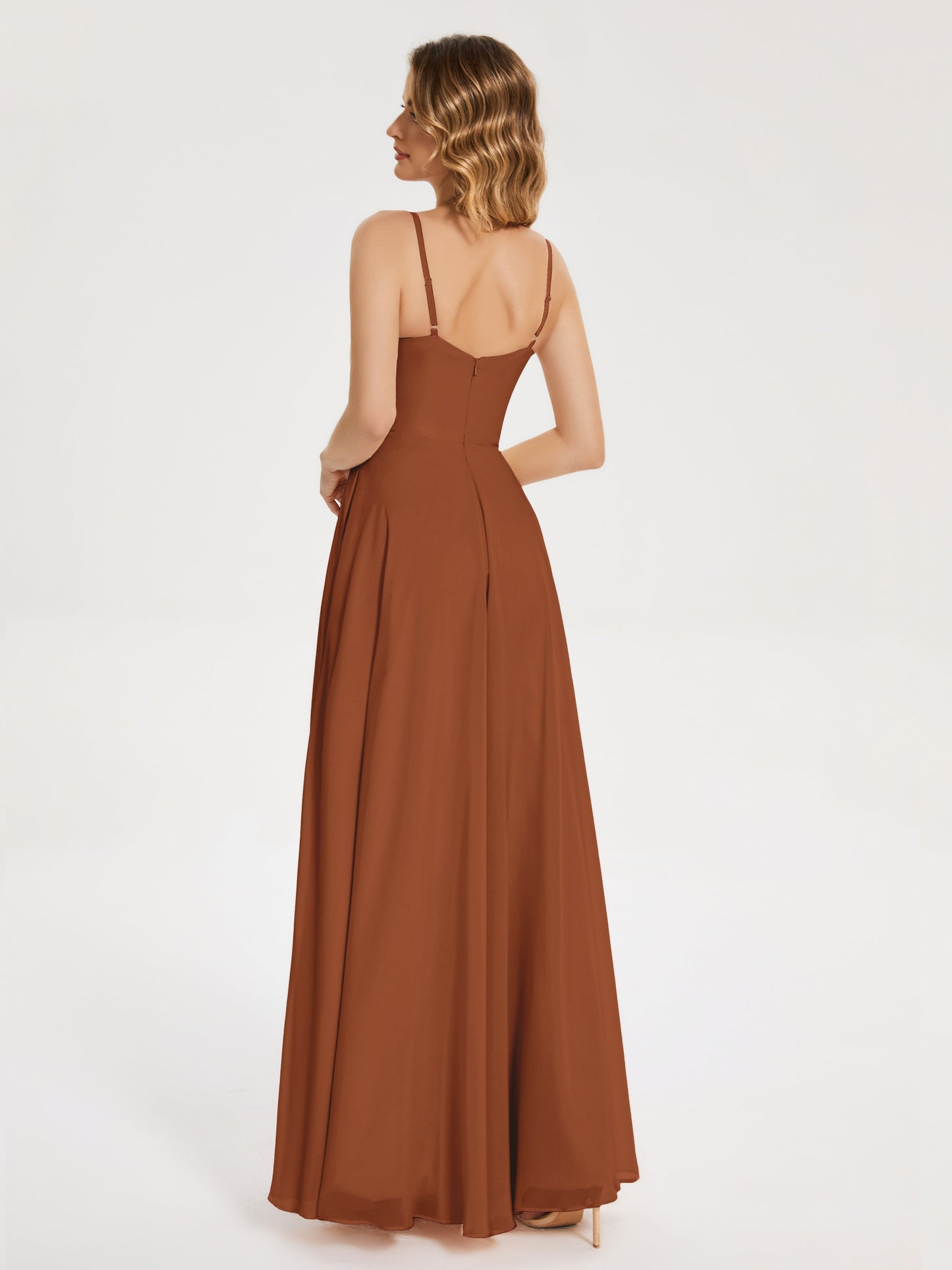 Vestido de fiesta con tirantes finos y corte en A y abertura
