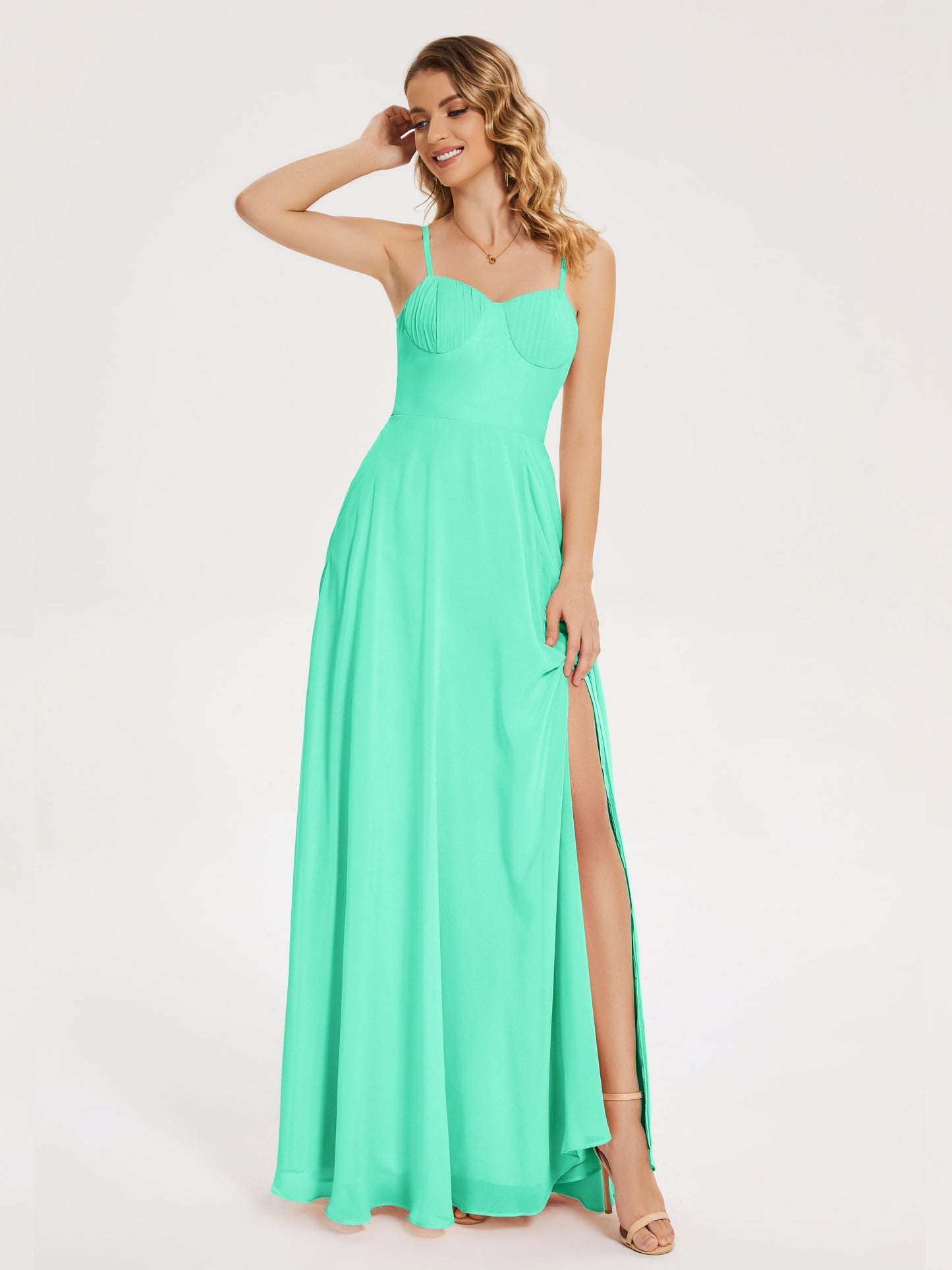 Vestido de fiesta con tirantes finos y corte en A y abertura