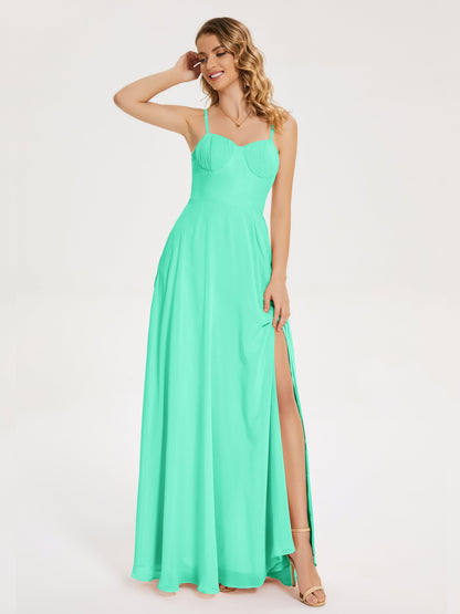 Vestido de fiesta con tirantes finos y corte en A y abertura