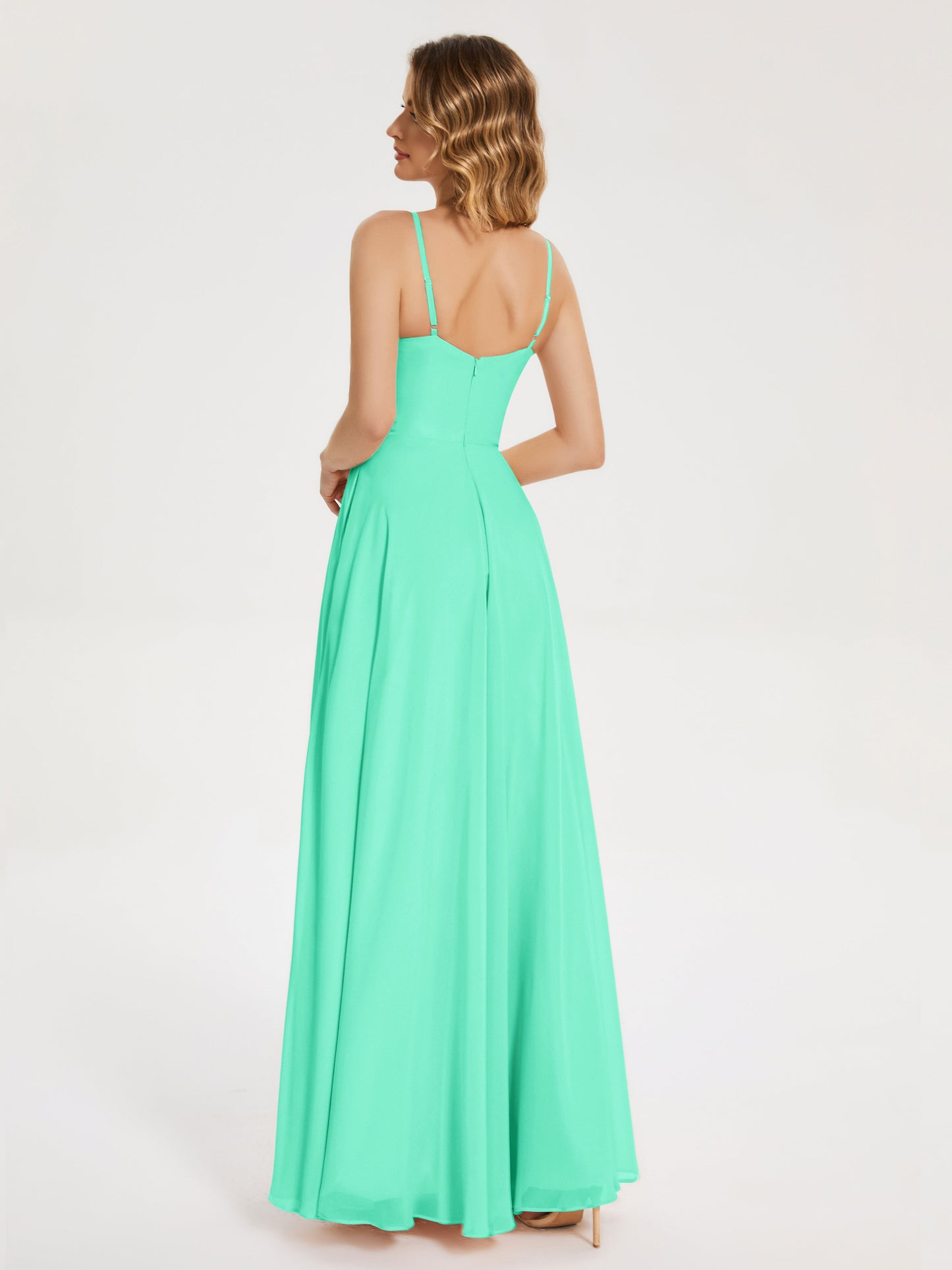 Vestido de fiesta con tirantes finos y corte en A y abertura