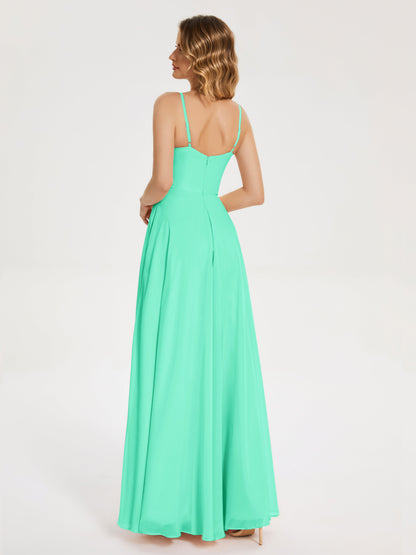 Vestido de fiesta con tirantes finos y corte en A y abertura