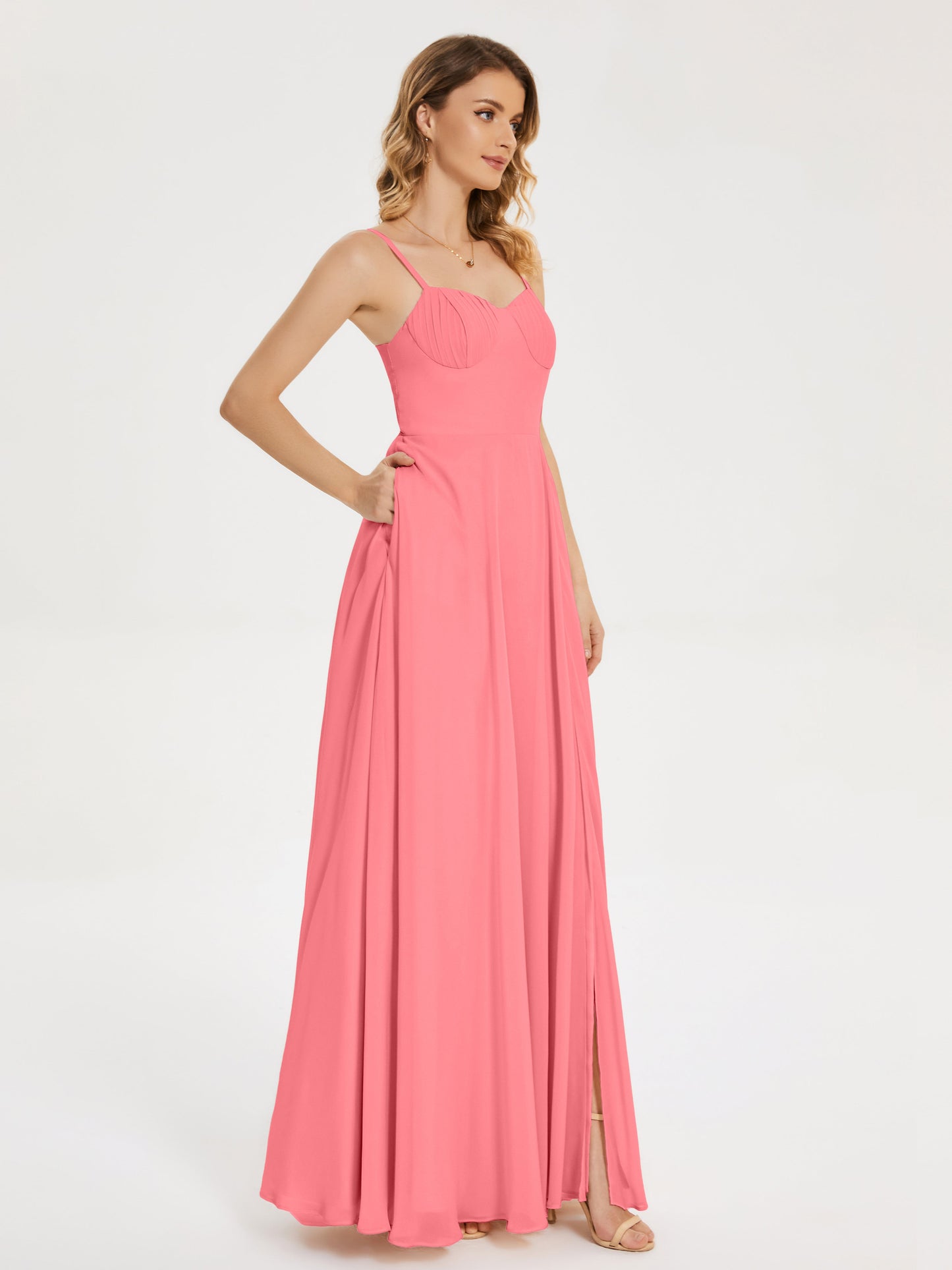 Vestido de fiesta con tirantes finos y corte en A y abertura