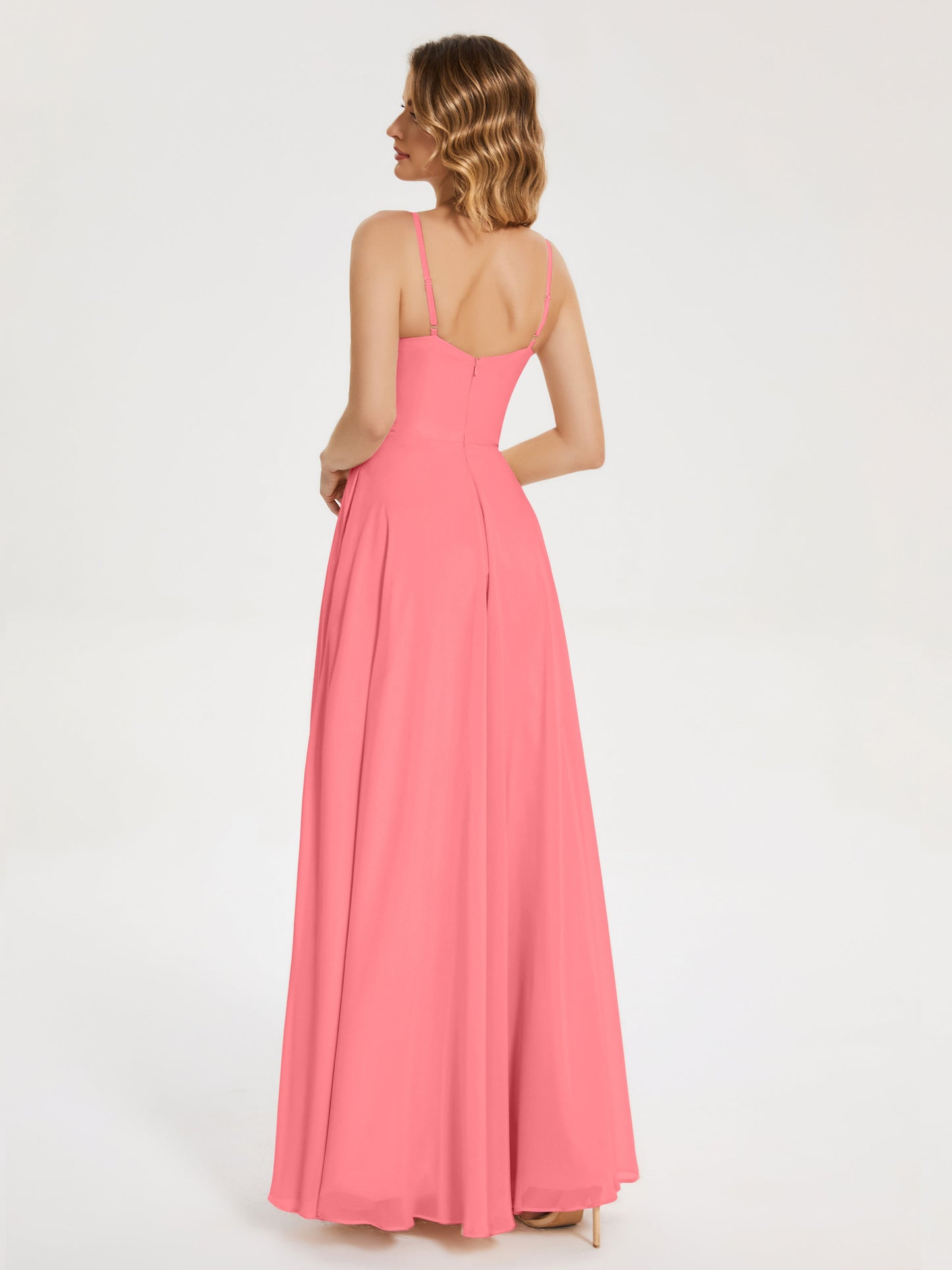 Vestido de fiesta con tirantes finos y corte en A y abertura