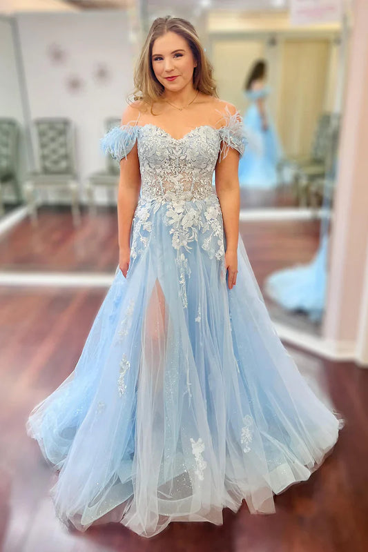 Vestido de fiesta con apliques florales de tul y plumas y hombros descubiertos
