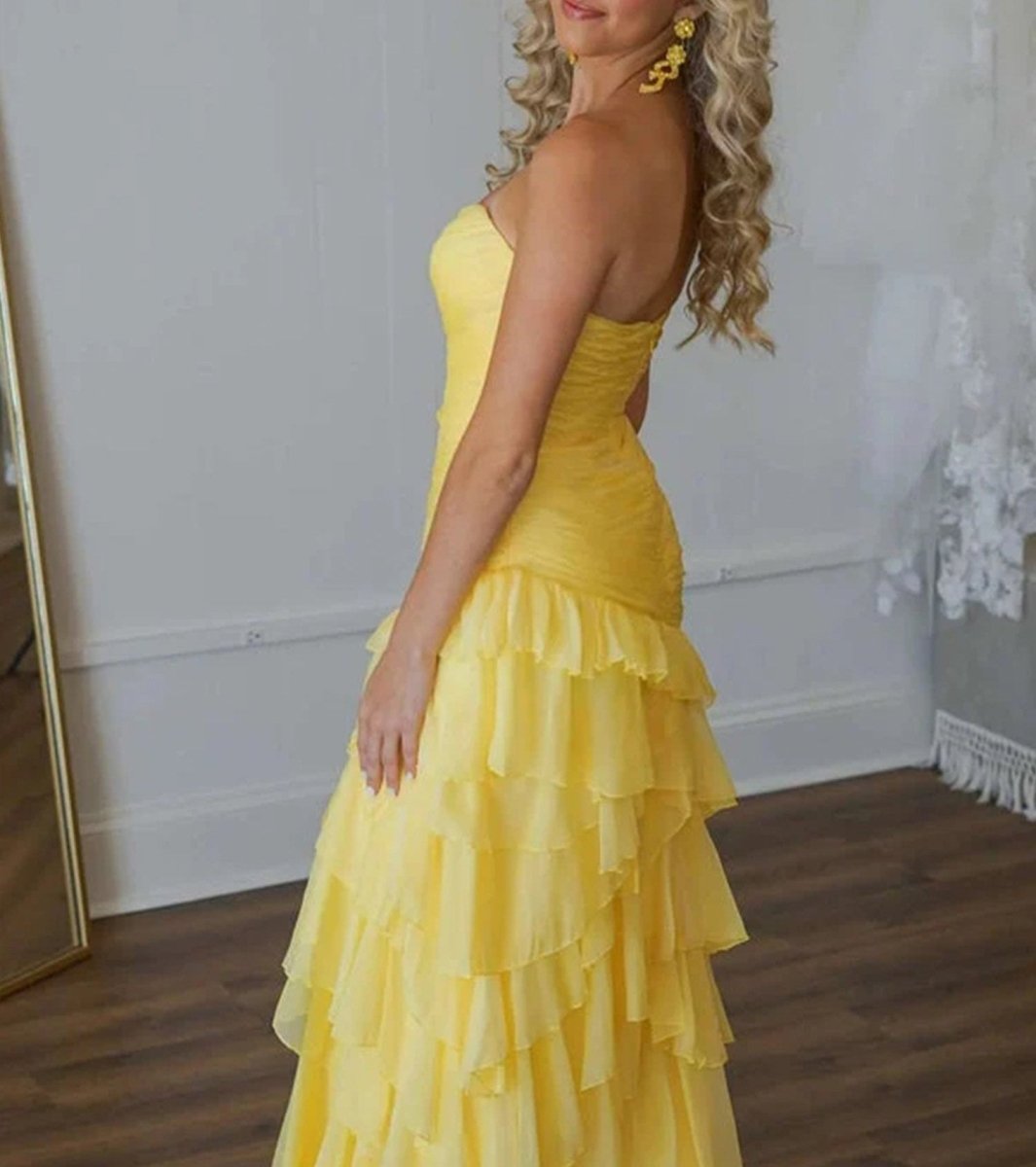 Aurora | Vestido de fiesta largo ajustado con volantes fruncidos en amarillo y abertura