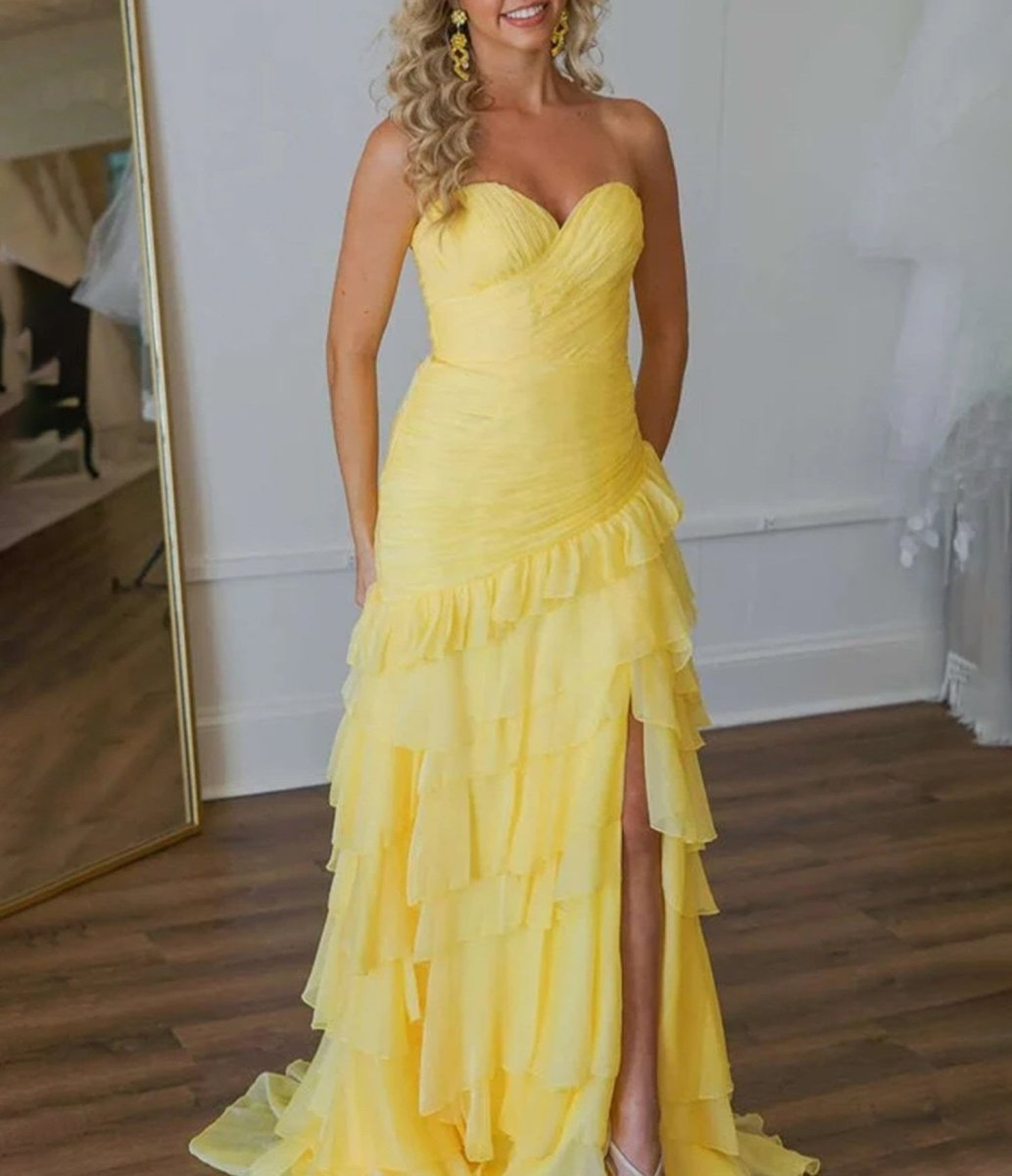 Aurora | Vestido de fiesta largo ajustado con volantes fruncidos en amarillo y abertura