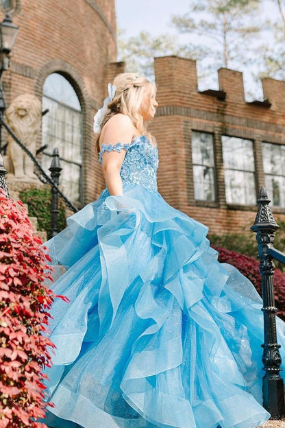 Vestidos de fiesta largos de tul con volantes y hombros descubiertos en azul con apliques