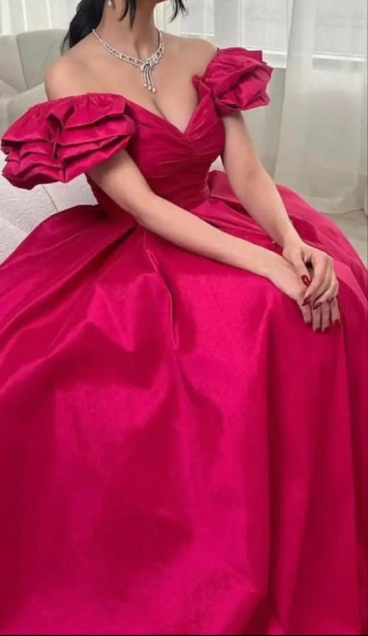 Vestido de fiesta de noche rosa intenso con corte en A y hombros descubiertos