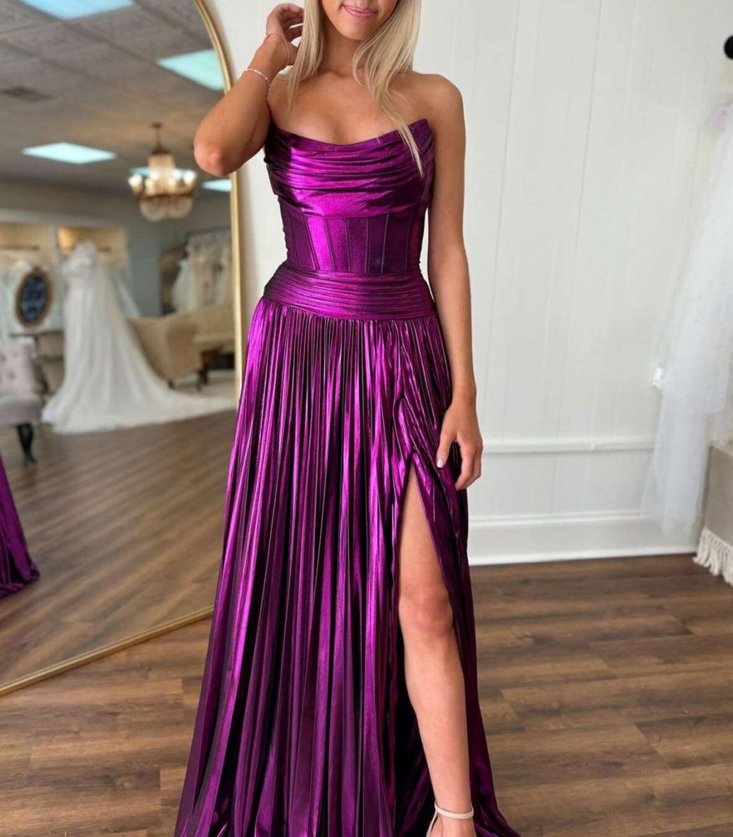Eunice | Vestido de fiesta largo plisado morado metalizado sin tirantes y corte en A con abertura