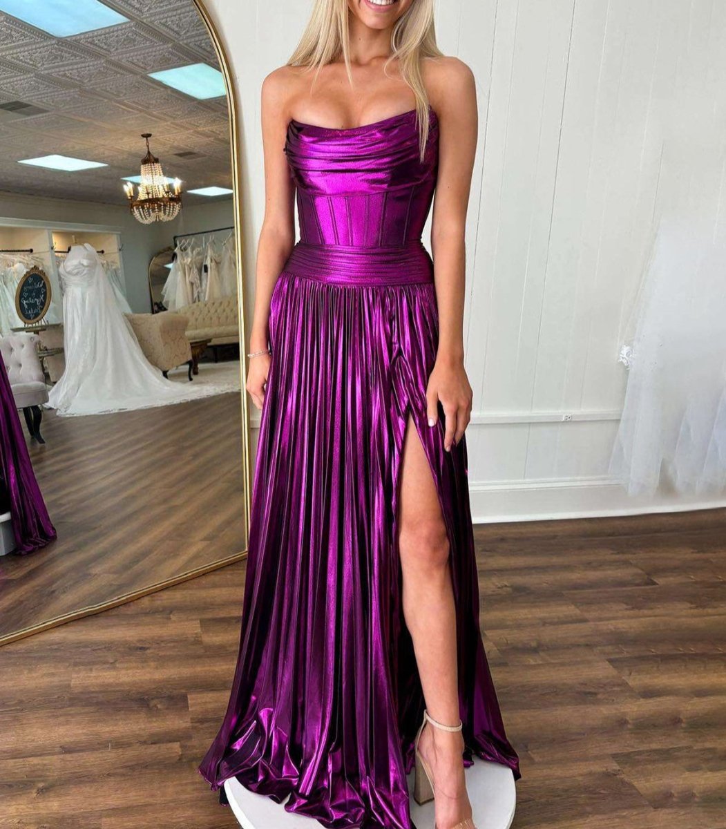 Eunice | Vestido de fiesta largo plisado morado metalizado sin tirantes y corte en A con abertura