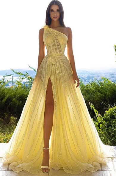 VESTIDO DE GRADUACIÓN CON LENTEJUELAS DE NARCISO Y BRILLANTES DE UN HOMBRO, LARGO, CON ABERTURA EN LÍNEA fg346