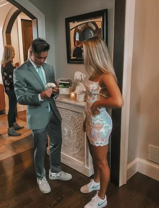 Vestido de fiesta corto con tirantes finos y corte entallado fg992