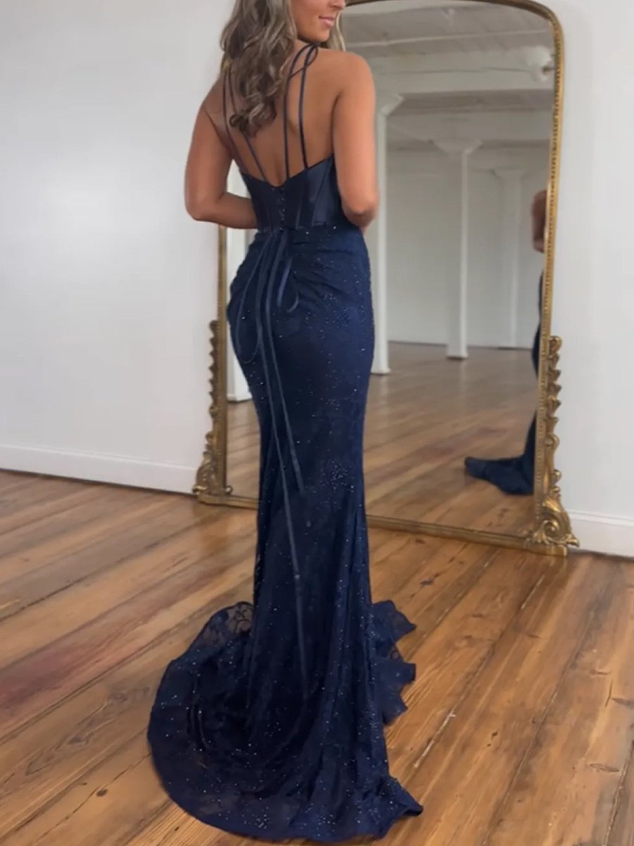 Vestido de fiesta con cola larga y corte sirena en azul marino brillante y abertura