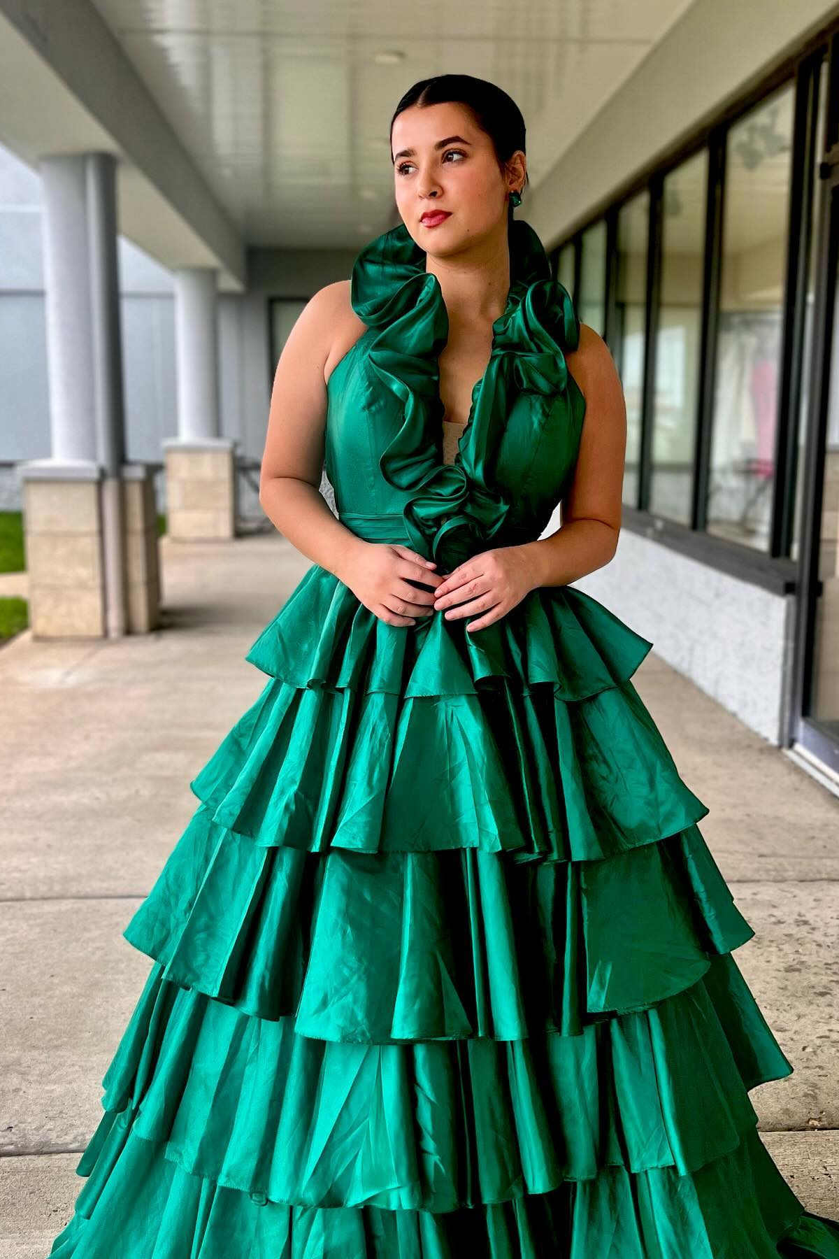 Flora | Vestido de fiesta rojo con escote halter, volantes y corte en A