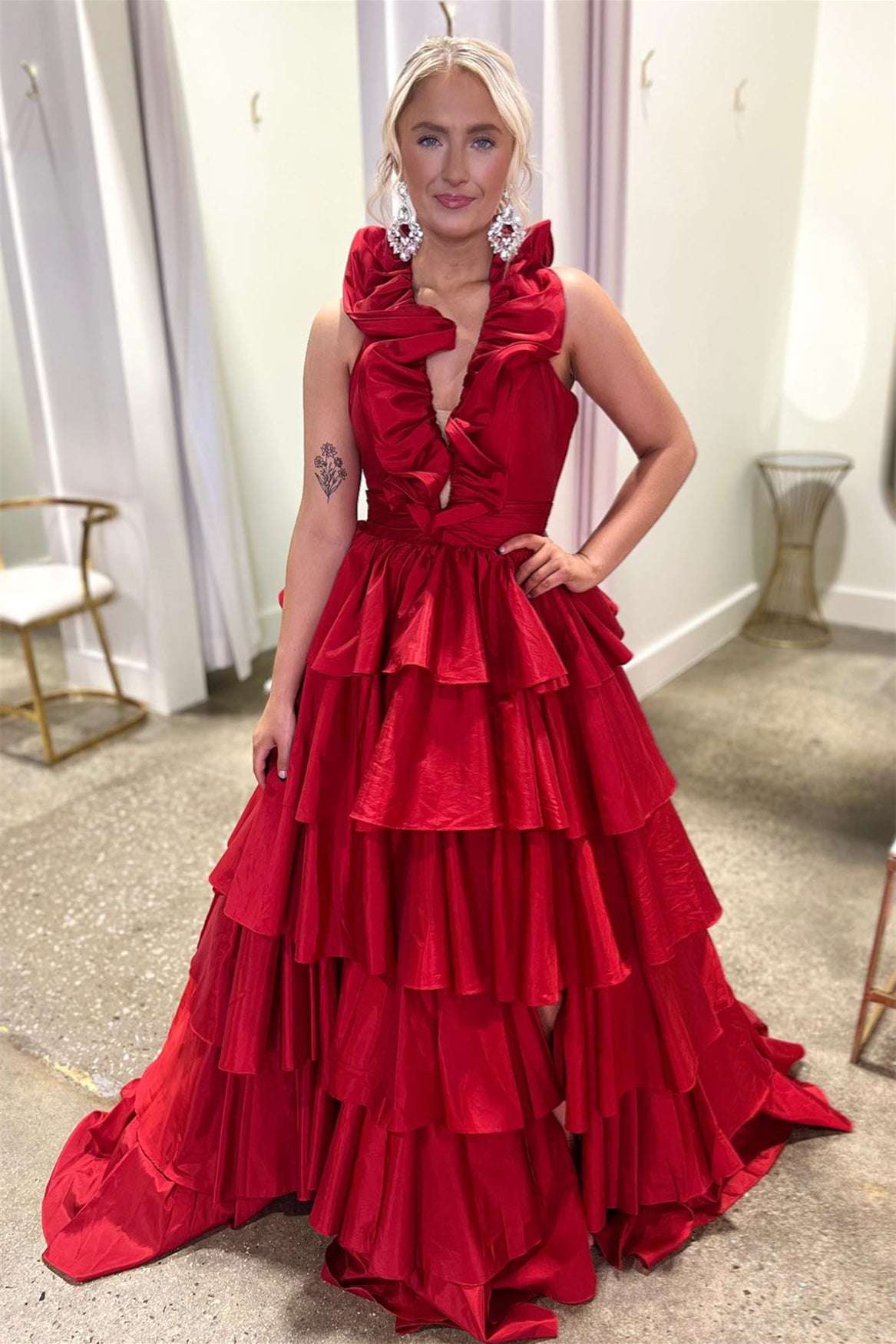 Flora | Vestido de fiesta rojo con escote halter, volantes y corte en A