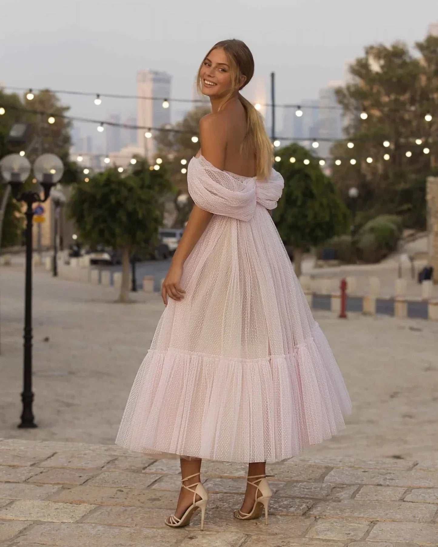 Vestido de fiesta de tul con escote en forma de A y largo hasta la rodilla de Nova