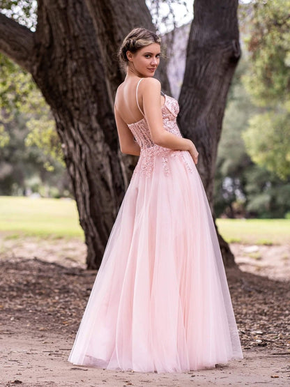 Vestido de fiesta de tul con abertura y encaje hasta el suelo con tirantes finos en forma de A