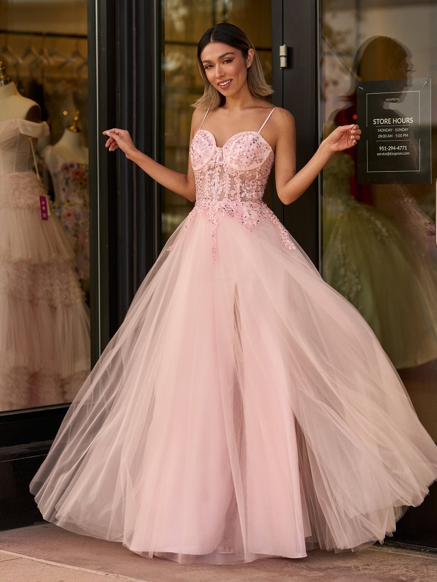 Vestido de fiesta de tul con abertura y encaje hasta el suelo con tirantes finos en forma de A