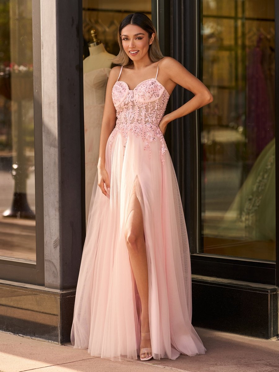 Vestido de fiesta de tul con abertura y encaje hasta el suelo con tirantes finos en forma de A