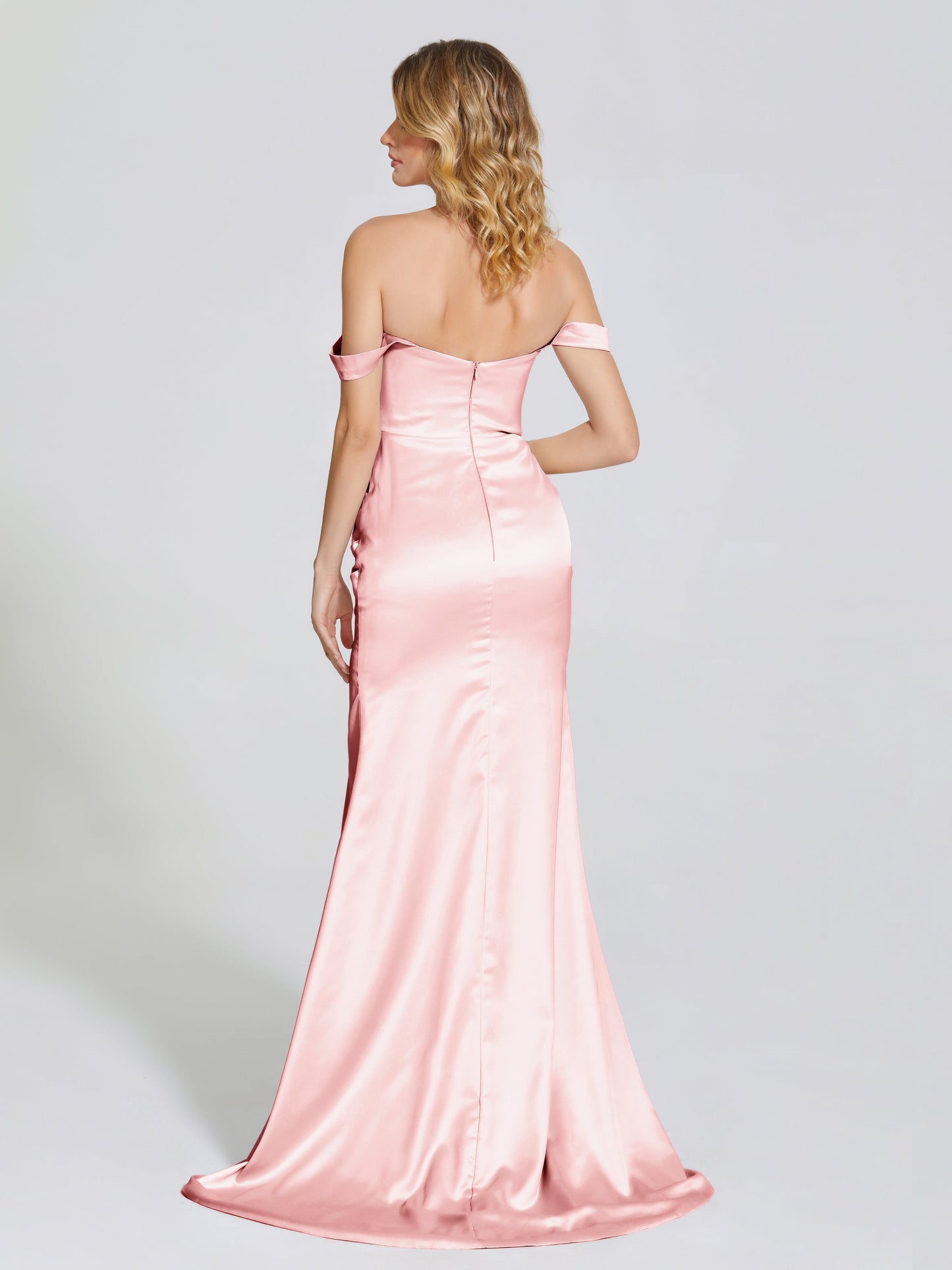 Vestido de fiesta de satén suave con abertura lateral y hombros descubiertos con escote en V
