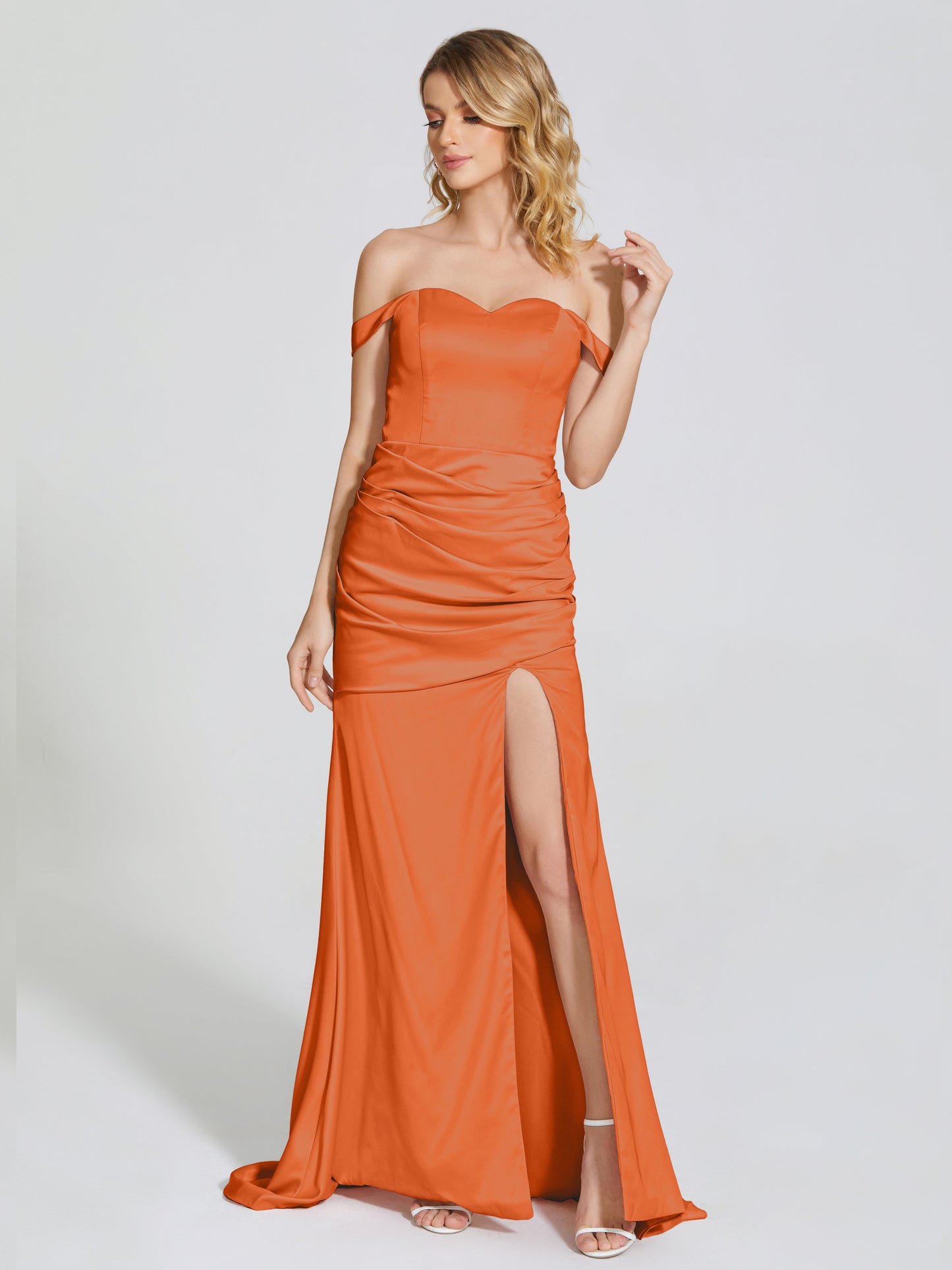 Vestido de fiesta de satén suave con abertura lateral y hombros descubiertos con escote en V