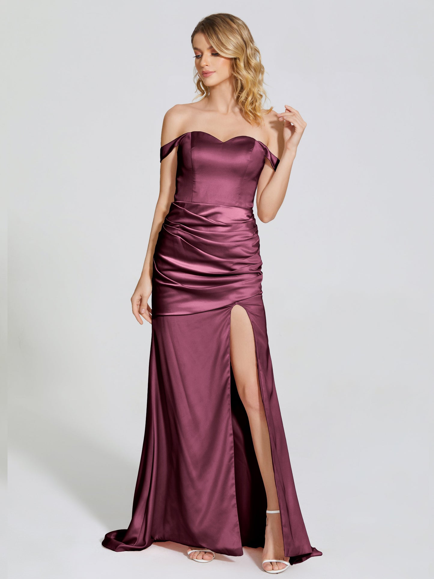 Vestido de fiesta de satén suave con abertura lateral y hombros descubiertos con escote en V