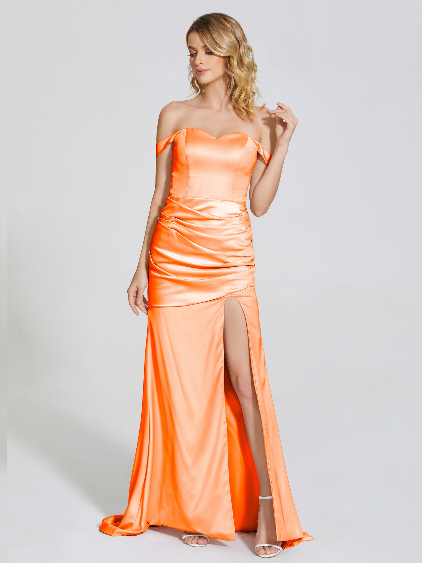 Vestido de fiesta de satén suave con abertura lateral y hombros descubiertos con escote en V