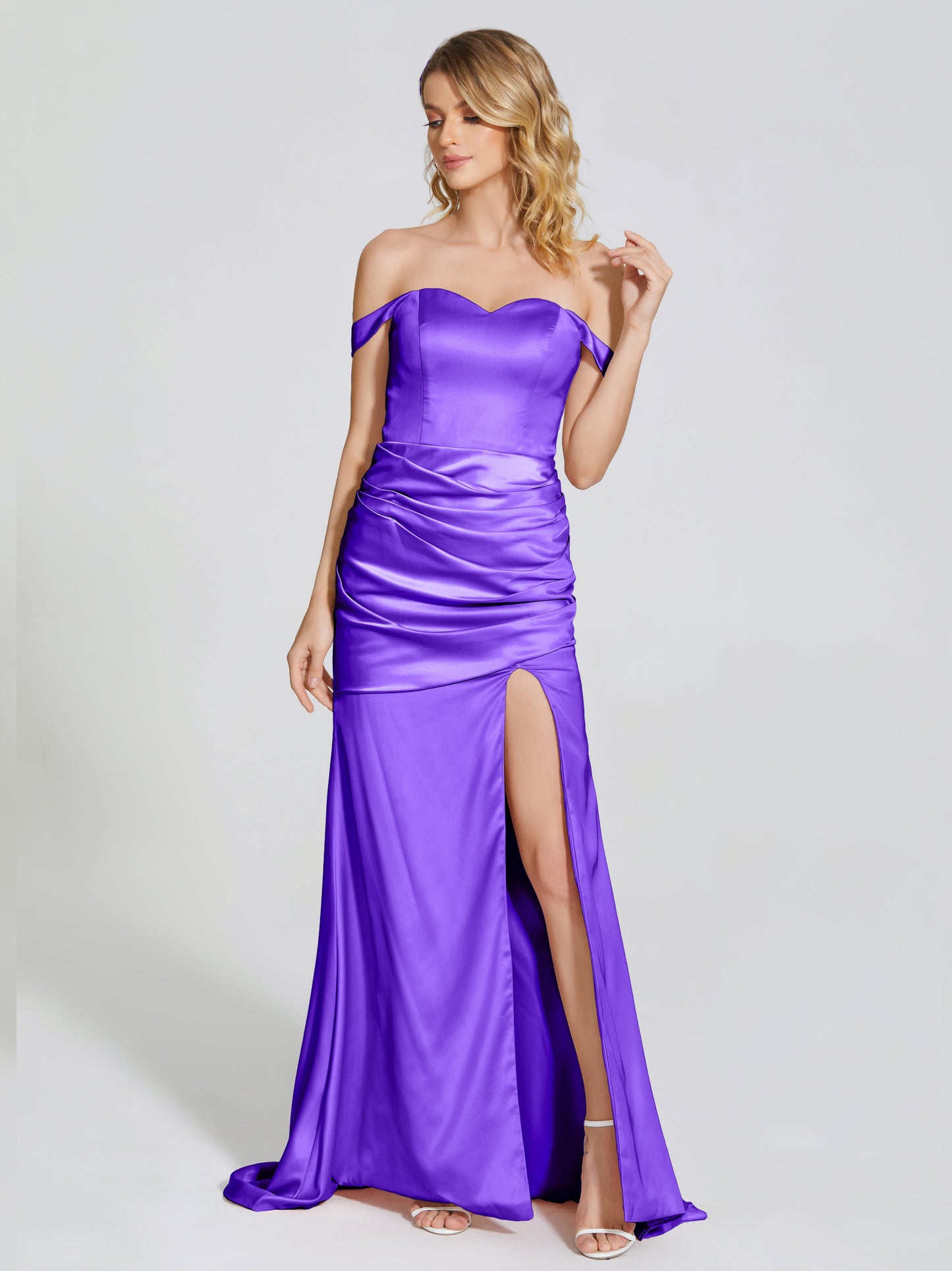 Vestido de fiesta de satén suave con abertura lateral y hombros descubiertos con escote en V