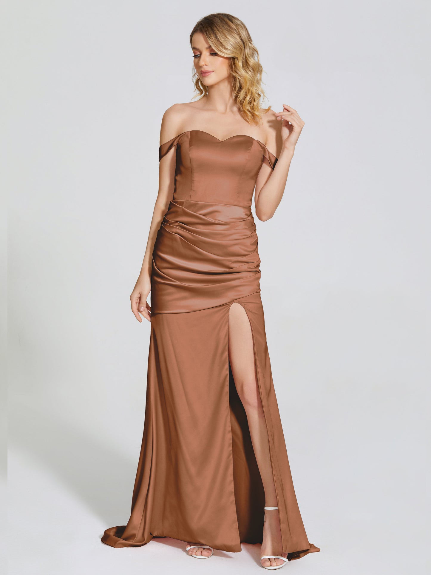 Vestido de fiesta de satén suave con abertura lateral y hombros descubiertos con escote en V
